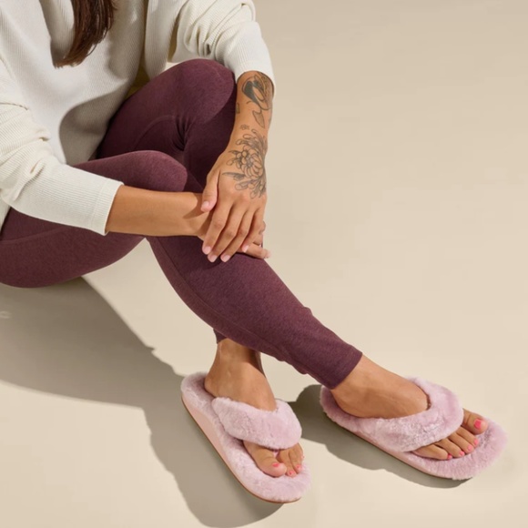 OluKai Shoes - Olu Kai Kipe'a Heu Shearling Flip Flop Slippers in Pink Clay Size 11